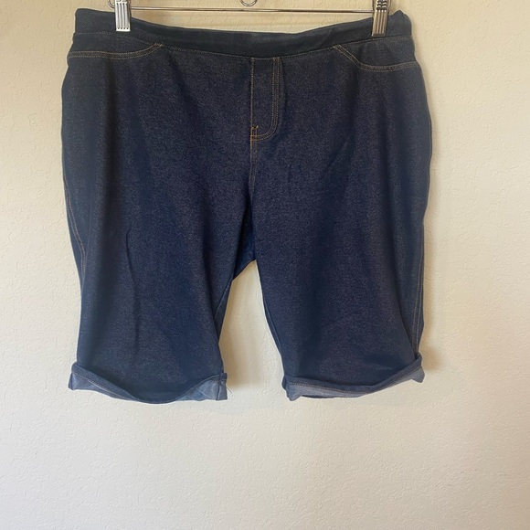 Bermuda Style Short - Picture 2 of 4